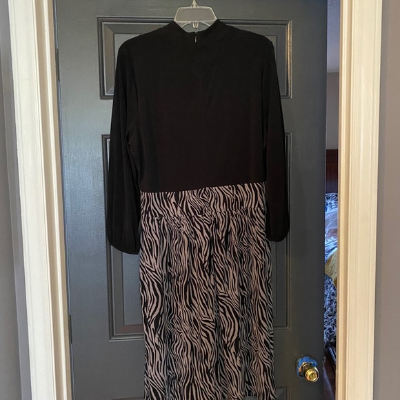 Dress - Picture 3 of 3